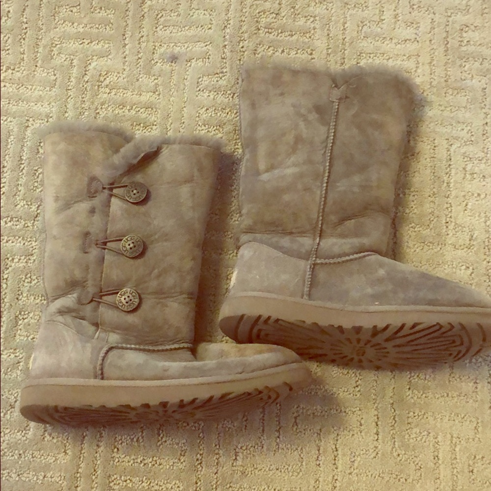 Ugg Size 6 Gray Suede Three Button Boot Shearling - image 1